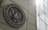 Blason de la Securities and Exchange Commission [Commission des opérations boursières] des États-Unis, au siège de la SEC, le 19 juin 2015, à Washington. (AP Photo/Andrew Harnik)