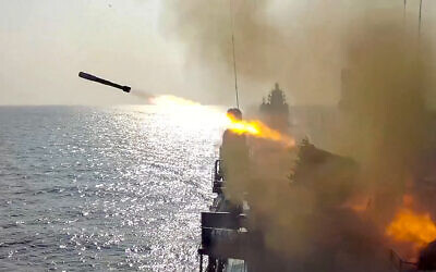 Un navire de guerre des forces de la flotte du Nord russe tirant des missiles tout en recherchant des sous-marins d'un ennemi simulé et s’exerçant à l'utilisation d'armes anti-sous-marines dans la mer de Barents lors d'un exercice naval à grande échelle comme les exercices Ocean-2024, sur une photo publiée le 11 septembre 2024. (Crédit : Service de presse du ministère de la Défense russe via AP)