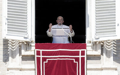 Le pape François récitant la prière de l'Angélus depuis la fenêtre de son studio donnant sur la place Saint-Pierre, au Vatican, le 15 septembre 2024. (Crédit : Andrew Medichini/AP)