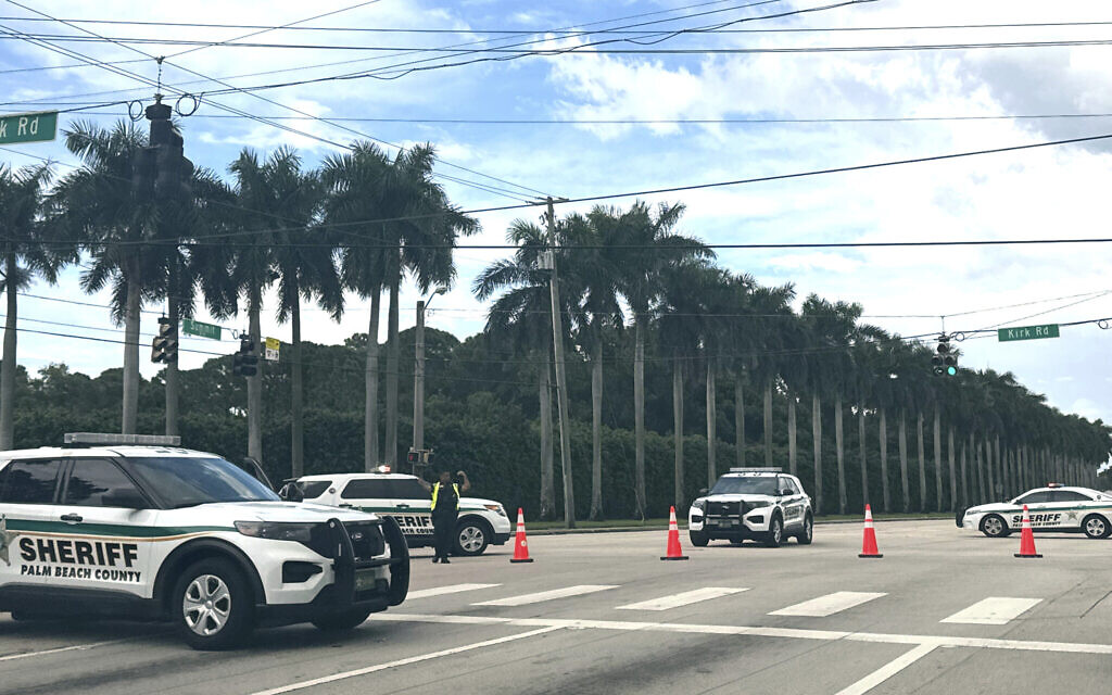 Des véhicules de la police aux abords du du Trump International Golf Club, , à West Palm Beach, en Floride, après que des coups de feu ont été signalés à proximité, visant apparemment Donald Trump, candidat républicain à la présidence, le 15 septembre 2024. (Crédit : AP Photo/Stephanie Matat)