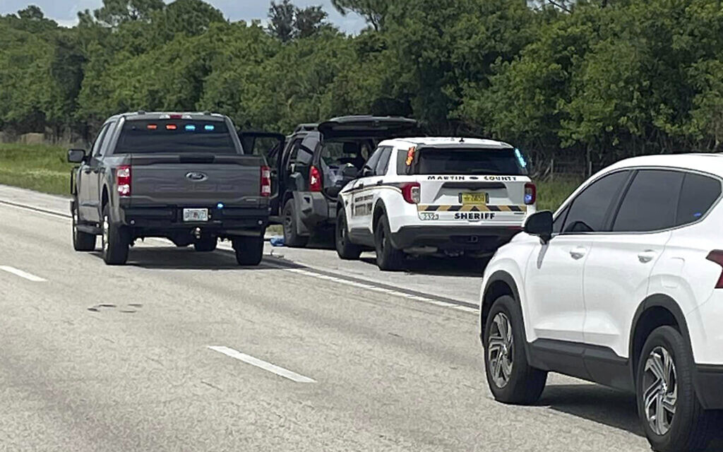 Les voitures de la police  du comté de Martin entourent un SUV dans le comté de Martin, en Floride, après qu'un homme armé se soit enfui après avoir apparemment tenté d'assassiner l'ancien président américain Donald Trump, le 15 septembre 2024. (Crédit : Bureau du shérif du comté de Martin via AP)