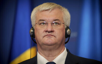 Le ministre ukrainiendes Affaires étrangères, Andrii Sybiha, assistant à une conférence de presse conjointe avec son homologue roumaine, Luminita Odobescu, lors de sa première visite à l'étranger après sa nomination, à Bucarest, en Roumanie, le 18 septembre 2024. (Crédit : Vadim Ghirda/AP)