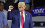 Le candidat républicain à la présidence, l'ancien président Donald Trump, apparaissant lors d'une réunion publique, au Dort Financial Center, à Flint, dans le Michigan, le 17 septembre 2024. (Crédit : Paul Sancya/AP)