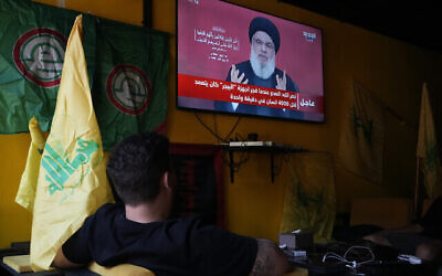Le chef du Hezbollah, Hassan Nasrallah, prononçant un discours télévisé, à la suite d'explosions imputées à Israël d’appareils de communication du groupe terroriste chiite libanais, le 19 septembre 2024. (Crédit : Capture d'écran)