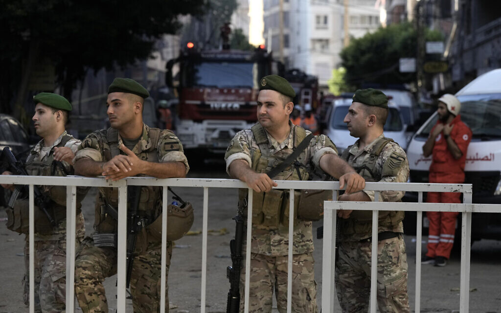 Des soldats libanais sécurisent la zone au lendemain d'un tir de missile israélien visant une réunion de commandants du Hezbollah dans la banlieue sud de Beyrouth, le samedi 21 septembre 2024. (Crédit : AP Photo/Bilal Hussein)