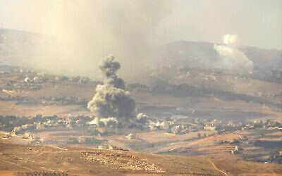 De la fumée s'élève après des frappes aériennes israéliennes sur des cibles du Hezbollah dans des villages du district de Nabatiyeh, vue depuis la ville de Marjayoun, au sud du Liban, le 23 septembre 2024. (Crédit : AP Photo/Hussein Malla)