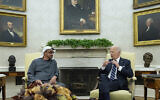 Le président américain Joe Biden, à droite, et le président des Émirats arabes unis, le cheikh Mohammed bin Zayed Al Nahyan, à gauche, dans le bureau ovale de la Maison Blanche à Washington, le 23 septembre 2024. (Crédit : AP Photo/Susan Walsh)