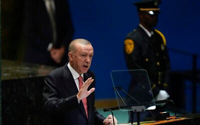 Le président turc Recep Tayyip Erdoğan s'exprime à la tribune de la 79e session de l'Assemblée générale des Nations unies, le mardi 24 septembre 2024, au siège de l'ONU. (Crédit : AP Photo/Julia Demaree Nikhinson)