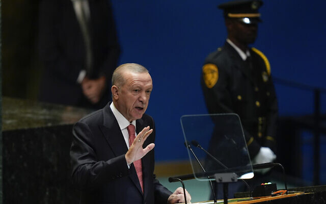 Le président turc Recep Tayyip Erdoğan s'exprime à la tribune de la 79e session de l'Assemblée générale des Nations unies, le mardi 24 septembre 2024, au siège de l'ONU. (Crédit : AP Photo/Julia Demaree Nikhinson) Le président turc Recep Tayyip Erdoğan s'exprime à la tribune de la 79e session de l'Assemblée générale des Nations unies, le mardi 24 septembre 2024, au siège de l'ONU. (Crédit : AP Photo/Julia Demaree Nikhinson)
