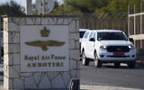 Une voiture sortant de la base d'Akrotiri de la Royal Air Force britannique,située à proximité de la ville balnéaire de Limassol, à Chypre, le 26 septembre 2024. (Crédit : Petros Karadjias/AP)