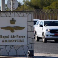 Une voiture sortant de la porte des forces aériennes royales d'Akrotiri, dans une base militaire britannique, proche de la ville côtière de Limassol, à Chypre, le 26 septembre 2024. (Crédit : Petros Karadjias/AP)
