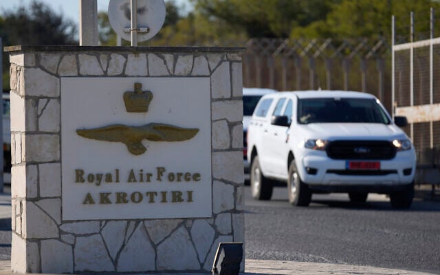 Une voiture sortant de la porte des forces aériennes royales d'Akrotiri, dans une base militaire britannique, proche de la ville côtière de Limassol, à Chypre, le 26 septembre 2024. (Crédit : Petros Karadjias/AP) Une voiture sortant de la porte des forces aériennes royales d'Akrotiri, dans une base militaire britannique, proche de la ville côtière de Limassol, à Chypre, le 26 septembre 2024. (Crédit : Petros Karadjias/AP)