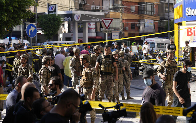 Des soldats libanais bouclant la zone sur le site d'une frappe aérienne israélienne, dans la banlieue sud de Beyrouth, le 26 septembre 2024. (Crédit : Hassan Ammar/AP) Des soldats libanais bouclant la zone sur le site d'une frappe aérienne israélienne, dans la banlieue sud de Beyrouth, le 26 septembre 2024. (Crédit : Hassan Ammar/AP)