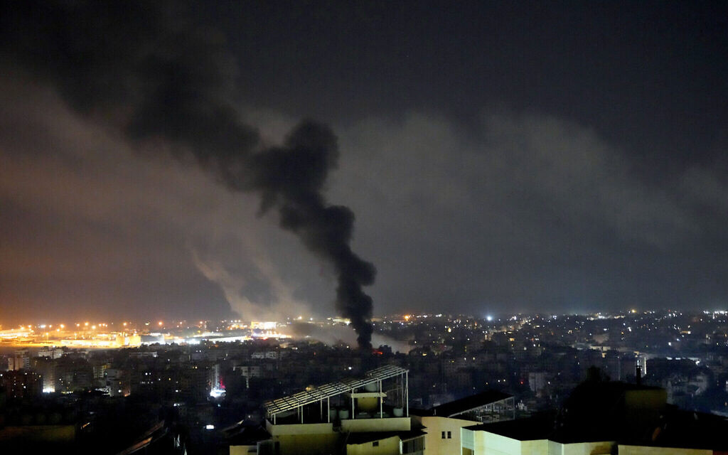 De la fumée s’élevant après des frappes aériennes israéliennes dans la banlieue sud de Beyrouth, le 28 septembre 2024. (Crédit : Hassan Ammar/AP)