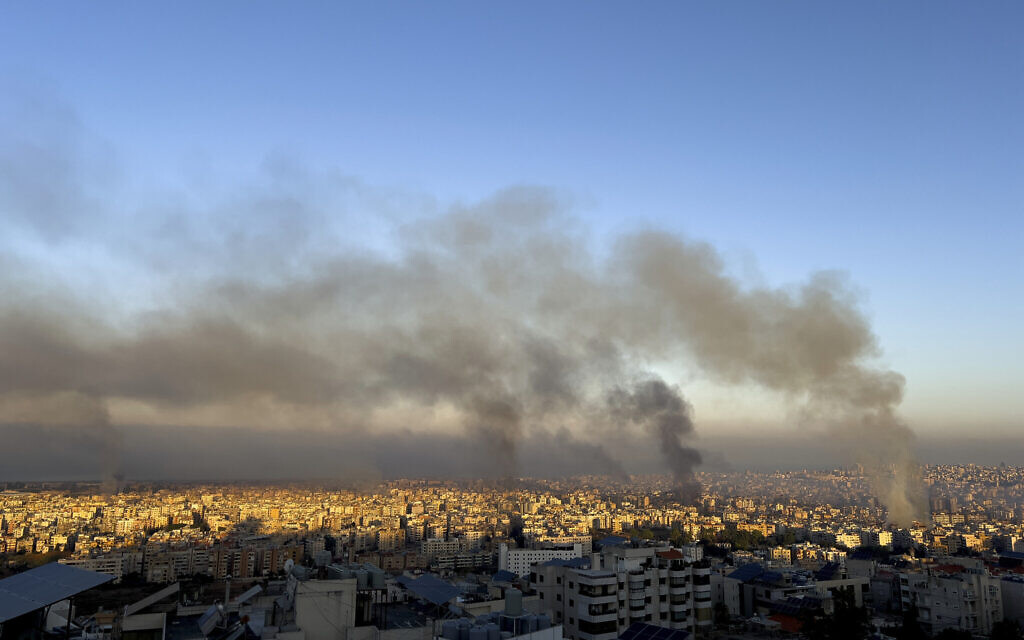 De la fumée s’élevant après des frappes aériennes israéliennes dans la banlieue sud de Beyrouth, au Liban, le 28 septembre 2024. (Crédit : Hussein Malla/AP)