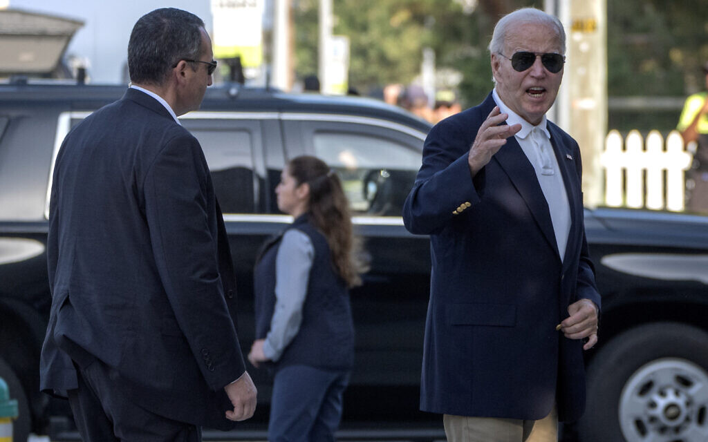 Le président américain Joe Biden s'adresse aux journalistes à son arrivée à l'église catholique St. Edmond à Rehoboth Beach (Delhi), le samedi 28 septembre 2024. (Crédit : AP/Mark Schiefelbein)