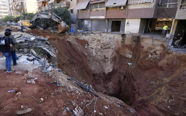 Un trou dans le sol proche du site où chef du Hezbollah Hassan Nasrallah a été éliminé, dans la banlieue sud de Beyrouth, le 29 septembre 2024. (Crédit : Hassan Ammar/AP) 
