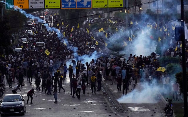 La police tire des gaz lacrymogènes pour disperser les musulmans chiites lors d'une manifestation après l'assassinat du chef du Hezbollah, Hassan Nasrallah, près du consulat américain, à Karachi, au Pakistan, le 29 septembre 2024. (Crédit : AP/Fareed Khan) La police tire des gaz lacrymogènes pour disperser les musulmans chiites lors d'une manifestation après l'assassinat du chef du Hezbollah, Hassan Nasrallah, près du consulat américain, à Karachi, au Pakistan, le 29 septembre 2024. (Crédit : AP/Fareed Khan)