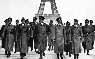Adolf Hitler et son entourage visitant la Tour Eiffel à Paris le 23 juin 1940, après l'occupation de la France par les nazis. (Crédit : Archives fédérales allemandes / CC BY-SA 3.0)