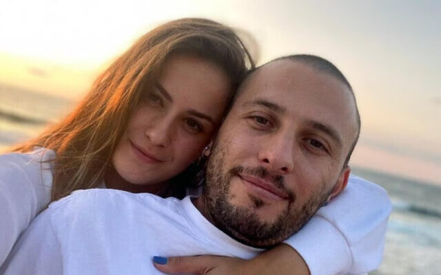 Alex Lobanov, ici avec sa femme Michal, était chef barman de la rave Supernova, lorsqu'il a été enlevé le 7 octobre 2023 par des terroristes du Hamas (Crédit : Autorisation) Alex Lobanov, ici avec sa femme Michal, était chef barman de la rave Supernova, lorsqu'il a été enlevé le 7 octobre 2023 par des terroristes du Hamas (Crédit : Autorisation)