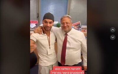 Capture d'écran d'une vidéo du compte TikTok de Mordechaï David sur sa rencontre avec le ministre de la Sécurité nationale Itamar Ben Gvir (à droite), dans son bureau, à la Knesset, le 9 septembre 2024. (Crédit : Capture d'écran ; utilisée conformément à l'article 27a de la loi sur le droit d'auteur)