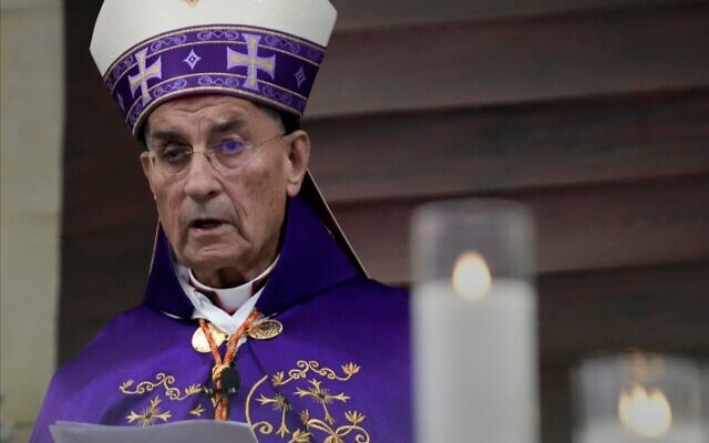 Le patriarche maronite Bechara Rai  lors de la messe organisée à l'occasion des funérailles de Pascale Suleiman, membre du parti chrétien des Forces libanaises, dans la ville de Byblos, au nord de Beyrouth, au Liban, le 12 avril 2024 (Crédit : AP Photo/Hussein Malla).