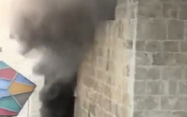 Un incendie dans l'ancienne synagogue d'Eshtamoa dans les collines du sud de Hébron, dans le sud de la Cisjordanie, le 26 septembre 2024. (Crédit : Capture d’écran/Kann via X ; utilisée conformément à la clause 27a de la loi sur les droits d'auteur) Un incendie dans l'ancienne synagogue d'Eshtamoa dans les collines du sud de Hébron, dans le sud de la Cisjordanie, le 26 septembre 2024. (Crédit : Capture d’écran/Kann via X ; utilisée conformément à la clause 27a de la loi sur les droits d'auteur)