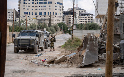 Photo d'illustration : Les soldats de Tsahal en opération dans la ville de Jénine, en Cisjordanie, le 2 septembre 2024. (Crédit : Emanuel Fabian/Times of Israel)