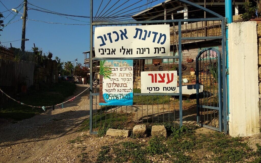 Entrée d'Akhzivland, la micronation fondée en 1971 par Eli Avivi au nord de Nahariya, le 14 avril 2018. Le panneau en hébreu indique : « Bienvenue à Akhzivland. La visite du site est payante. Pour entrer, veuillez téléphoner » (Crédit : David Shay / CC BY-SA 4.0) Entrée d'Akhzivland, la micronation fondée en 1971 par Eli Avivi au nord de Nahariya, le 14 avril 2018. Le panneau en hébreu indique : « Bienvenue à Akhzivland. La visite du site est payante. Pour entrer, veuillez téléphoner » (Crédit : David Shay / CC BY-SA 4.0)