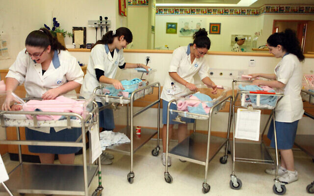 Des femmes orthodoxes accomplissent leur service national au sein du service de maternité d’un hôpital de Jérusalem, le 28 octobre 2010. (Abir Sultan/FLASH90)