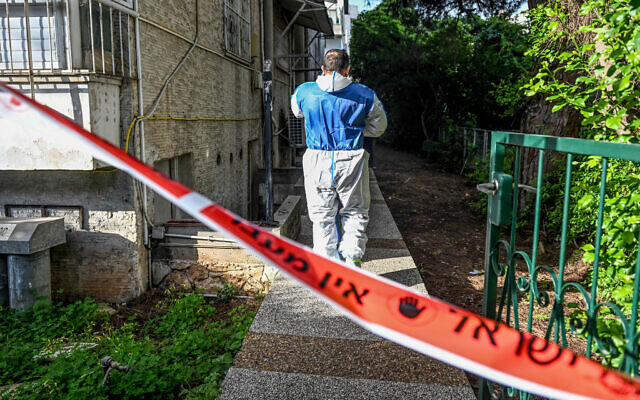 Photo d'illustration : La police sur les lieux d'un crime, une femme ayant été retrouvée morte dans son appartement de Haïfa, le 17 mars 2023. (Crédit : Flash90)