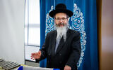 Le rabbin Micha Halevi s'exprimant lors d'une cérémonie, dans une école religieuse de Petah Tikva, le 17 mai 2023. (Crédit : Gershon Elinson/Flash90)