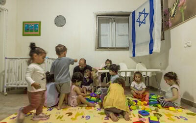 Des enfants jouent à l'intérieur d'un abri anti-bombes dans un jardin d'enfants au centre d'Israël, pendant la guerre contre le Hamas, le 5 novembre 2023. (Yossi Aloni/FLASH90)