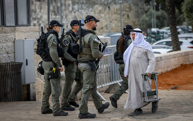 Illustration : La police israélienne patrouille alors que les fidèles musulmans arrivent pour les prières du vendredi Ramadan dans la vieille ville de Jérusalem, le 29 mars 2024. (Chaim Goldberg/Flash90)
