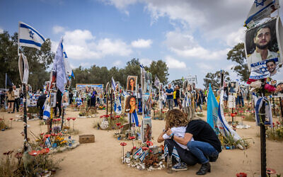 Des membres de la famille visitant le site du massacre du Festival Supernova, six mois après, dans la forêt de Reïm, à proximité de la frontière entre Israël et la bande de Gaza, le 7 avril 2024. (Crédit : Chaïm Goldberg/Flash90)