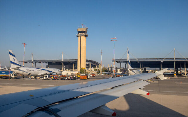Des vols décollant de l'aéroport Ben Gurion, le 17 avril 2024. (Crédit : Yossi Aloni/FLASH90)
