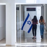 Des étudiantes sur le campus de l'Université hébraïque de Jérusalem, le 28 mai 2024. (Crédit : Yonatan Sindel/Flash90)