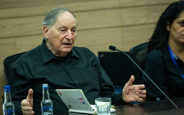 Le président du Syndicat des enseignants du secondaire, Ran Erez, s'exprimant lors d'une réunion de la commission de l’Éducation, de la Culture et des Sports, à la Knesset, à Jérusalem, le 29 mai 2024. (Crédit : Yonatan Sindel/Flash90) Le président du Syndicat des enseignants du secondaire, Ran Erez, s'exprimant lors d'une réunion de la commission de l’Éducation, de la Culture et des Sports, à la Knesset, à Jérusalem, le 29 mai 2024. (Crédit : Yonatan Sindel/Flash90)