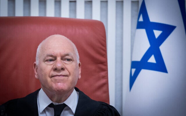 Le président par intérim de la Cour suprême, Uzi Vogelman, lors d'une audience consacrée à un recours demandant la fermeture du centre de détention de Sde Teiman en raison d'accusations portant sur des abus et sur de de graves violations des droits de l'Homme, le 5 juin 2024. (Crédit : Yonatan Sindel/Flash90)