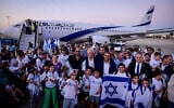 Des olim tout juste arrivés de France à bord d'un « vol spécial Alyah » à l'aéroport Ben Gurion, dans le centre d'Israël, le 1er août 2024. (Crédit : Tomer Neuberg/Flash90)