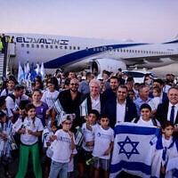 Des olim tout juste arrivés de France à bord d'un « vol spécial Alyah » à l'aéroport Ben Gurion, dans le centre d'Israël, le 1er août 2024. (Crédit : Tomer Neuberg/Flash90)
