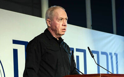 Le ministre de la Défense Yoav Gallant participant à une soirée en l'honneur de la communauté druze d'Israël, au Rabin Center, à Tel Aviv, le 6 août 2024. (Crédit : Tomer Neuberg/Flash90)