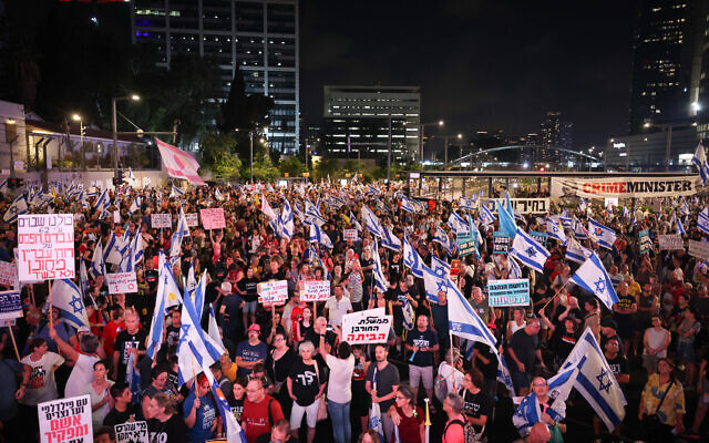 Des manifestants réclamant un accord de "trêve contre otages" et s'opposant au Premier ministre Benjamin Netanyahu et à son gouvernement, à Tel Aviv, le 31 août 2024. (Crédit : Yonatan Sindel/Flash90) Des manifestants réclamant un accord de "trêve contre otages" et s'opposant au Premier ministre Benjamin Netanyahu et à son gouvernement, à Tel Aviv, le 31 août 2024. (Crédit : Yonatan Sindel/Flash90)