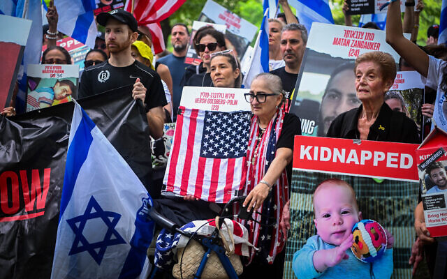 Un rassemblement appelant à la libération des Israéliens kidnappés par les terroristes du Hamas à Gaza à Central Park à New York, le 1er septembre 2024. (Crédit : Arie Leib Abrams/Flash90) Un rassemblement appelant à la libération des Israéliens kidnappés par les terroristes du Hamas à Gaza à Central Park à New York, le 1er septembre 2024. (Crédit : Arie Leib Abrams/Flash90)