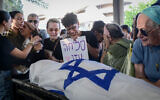 Les funérailles d'Eden Yerushalmi, otage assassinée par le Hamas, dans un cimetière de Petach Tikva, le 1er septembre 2024. (Crédit :Avshalom Sassoni/Flash90)