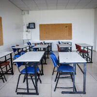 Vue d'une salle de classe vide dans une école de Jérusalem, pendant une grève, le 1ᵉʳ septembre 2024. (Crédit : Chaïm Goldberg/Flash90)
