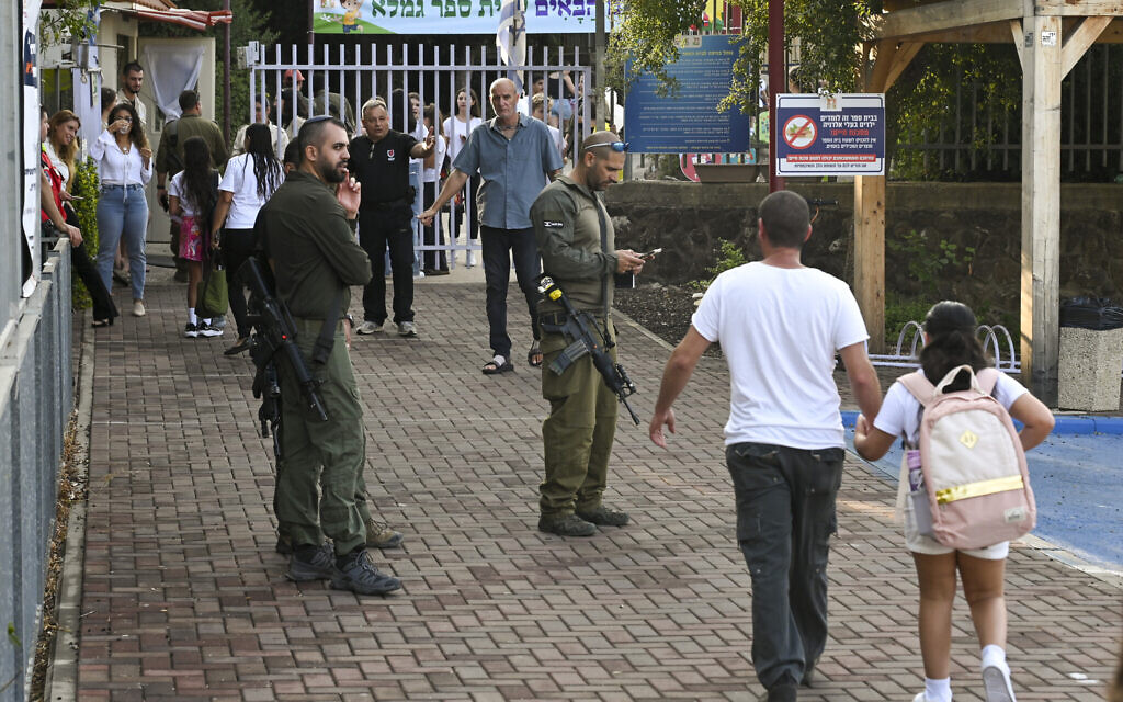 Des parents accompagnant leurs enfants le premier jour d'école, à Katsrin, sur le plateau du Golan, le 1er septembre 2024. (Crédit : Michael Giladi/Flash90)