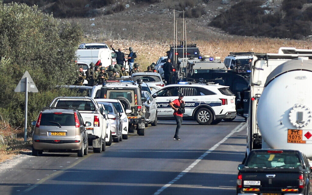 Les forces de sécurité montant la garde sur les lieux d'une fusillade, près de Tarqumiyah, en Cisjordanie, le 1er septembre 2024. (Crédit : Wisam Hashlamoun/Flash90)