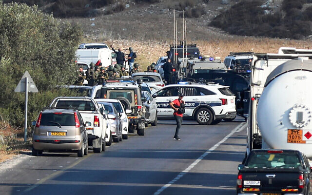 Les forces de sécurité montant la garde sur les lieux d'une fusillade, près de Tarqumiyah, en Cisjordanie, le 1er septembre 2024. (Crédit : Wisam Hashlamoun/Flash90)