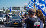 Des manifestants réclamant un accord sur les otages bloquent la circulation près de la ville de Ramat Hasharon, le 2 septembre 2024. (Crédit : Hillel Maeir/Flash90)